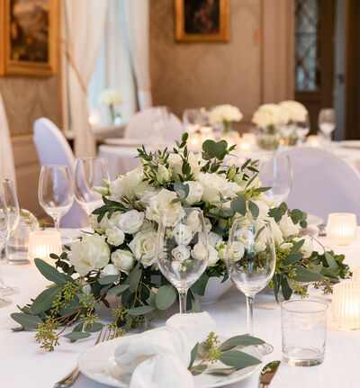 Stilren og frodig borddekorasjon i hvitt og grønt Stilren og frodig borddekorasjon i hvitt og grønt